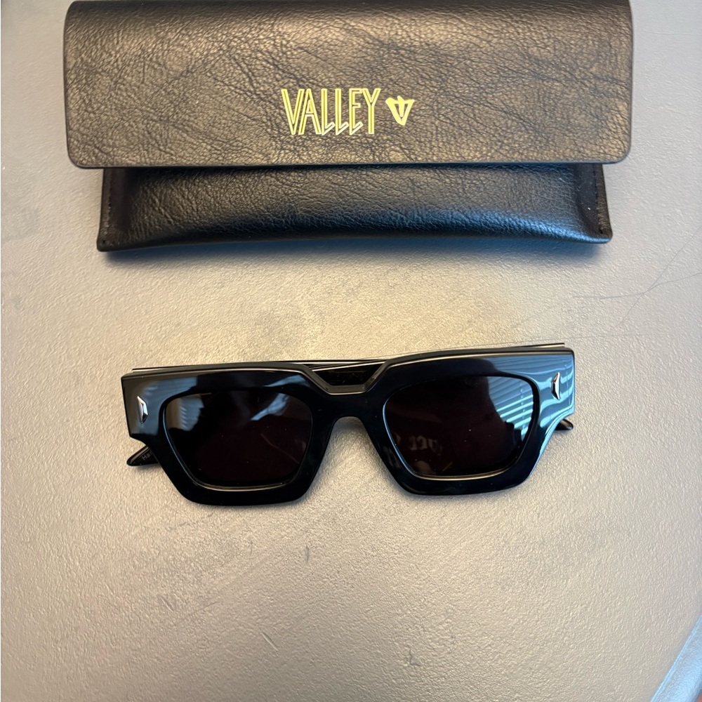 Valley Eyewear Black Geometric Frame Sunglasses
